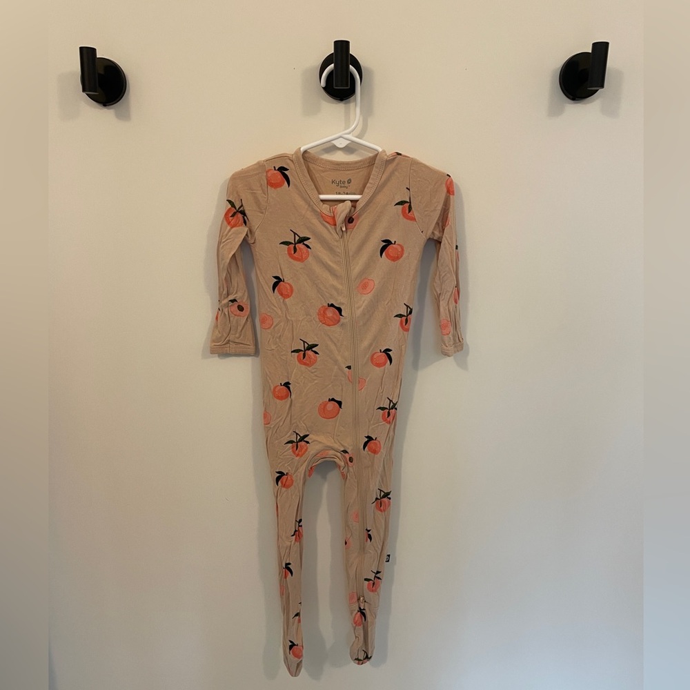 Kyte Baby footie pajamas-peachesvwith gripper feet 18-24 months